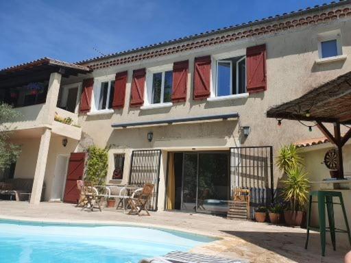 Chambre chez lhabitant avec piscine et cuisine dété