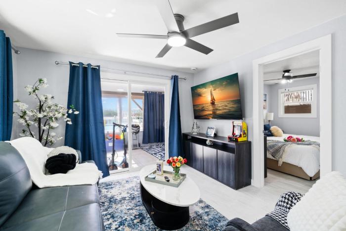 Manatee Key-Waterfront Minutes to Turtle Beach