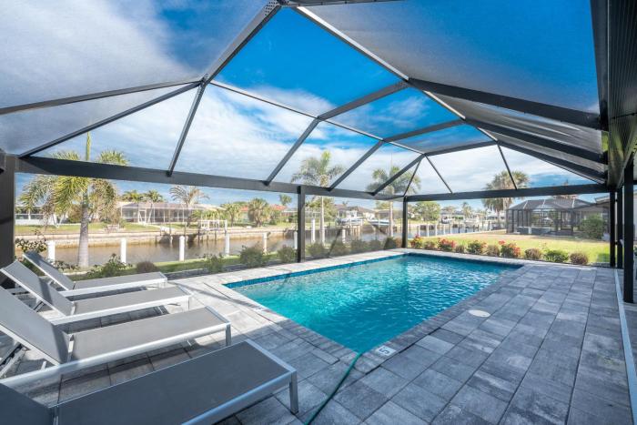 Villa Capri-Waterfront- Free Amenities-Heated Pool-Beach and Fishing Gear