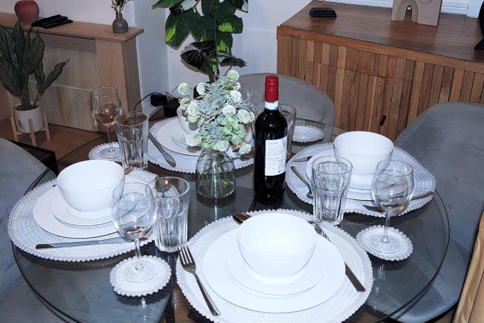 House Sleeps 6 with Garden and Parking