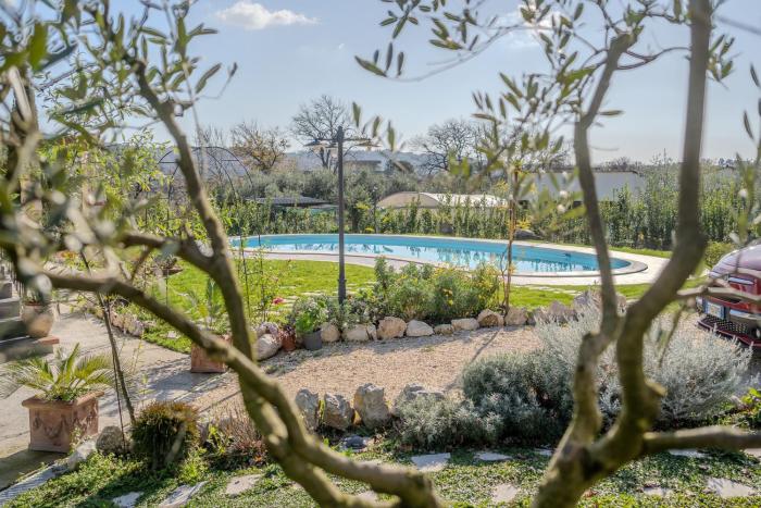 Casale nel Verde con Piscina e Vista