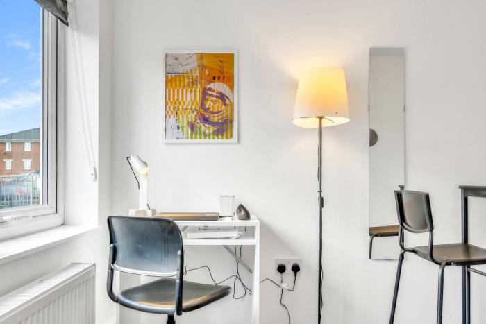 Studio, Workstation, Free Parking, 25m to Central London and Wembley Stadium & Free Early Checkin Included