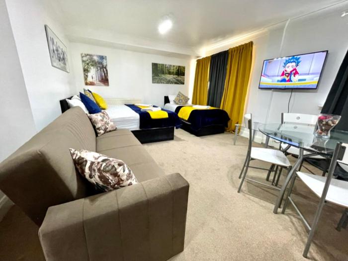 2 Bedrooms Modern Central London Apartment, Full Kitchen, 5 minutes Tube Station