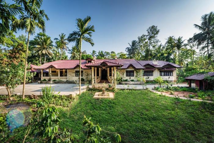 SaffronStays Calamondinn Bungalow - 5BR Colonial Heritage Home within Coffee Plantation in Coorg