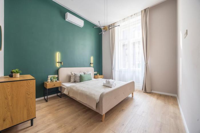 Luxe & Charm Central Grand Suite with 3BEDRM, 3BATHRM