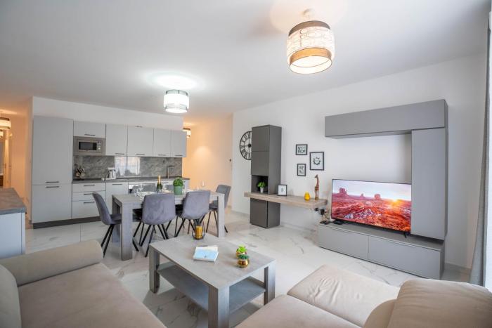 Sliema A20 - 5 mins walk to Valletta Ferry - Shopping Mall and Bay by QuickTrips