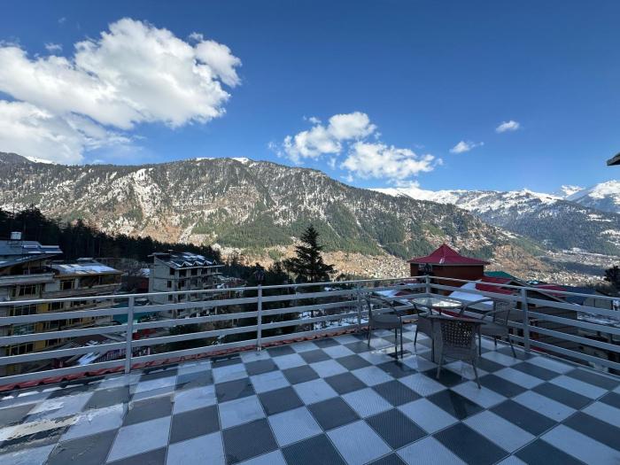 Valley Of Sublime!!! NIRVANA HILLS!!! A family Hotel with Roof Top Lounge and Restaurants