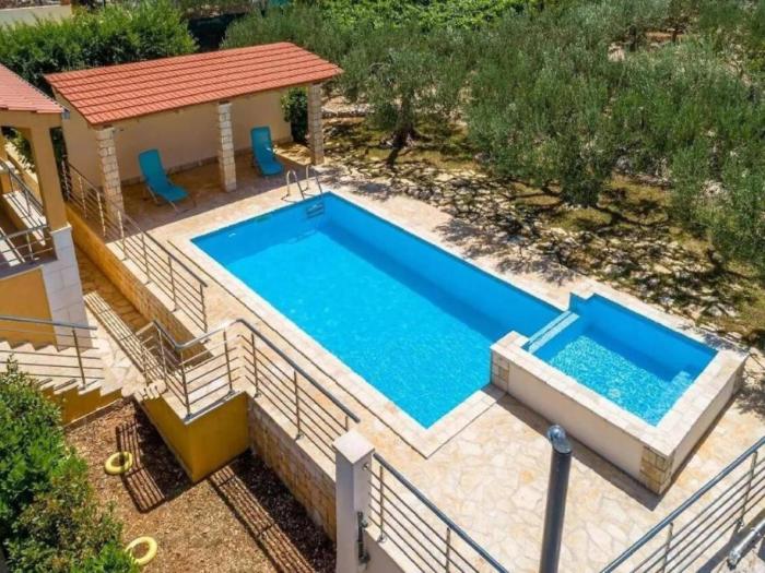 Sunny Holiday Home With Pool
