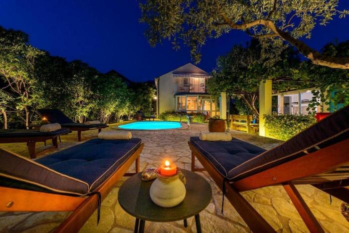 Family Four Bedroom Holiday Home with Pool