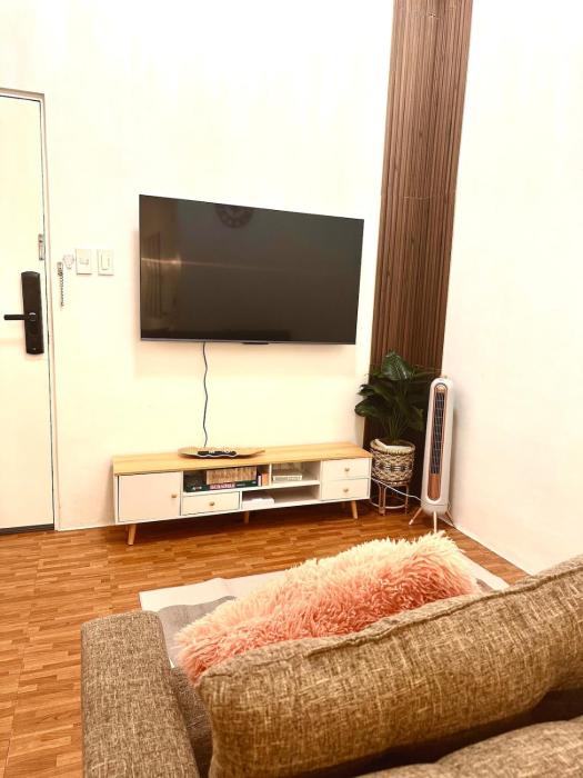 EDSA Cozy 3BR near MRT w Netflix and Karaoke Fun