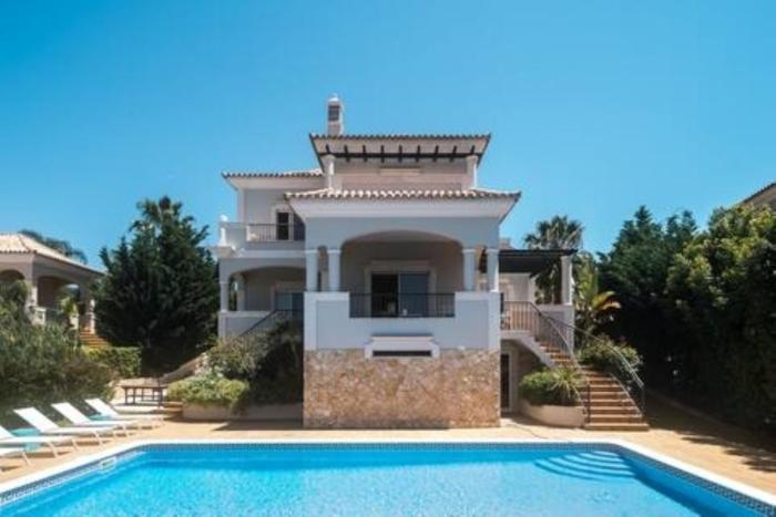 Crest 5 - 8 Pax Golf & Beach Swimming pool