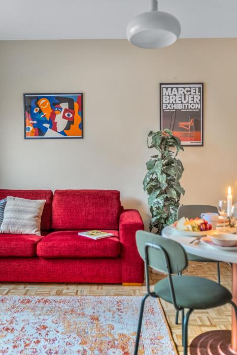 Vibrant and Central w Netflix, WiFi, 200m tram and bus