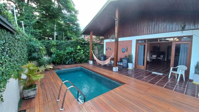 Linda casa com piscina 100 metros da praia