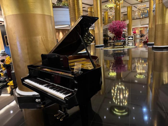 2 Bedroom Penthouse Air condo Makati Gym Swim Park 300 Mbps