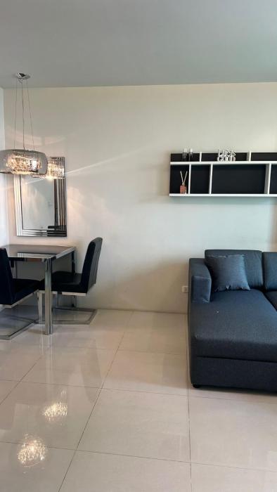 Spacious Sukhumvit Condo near EmQuartier