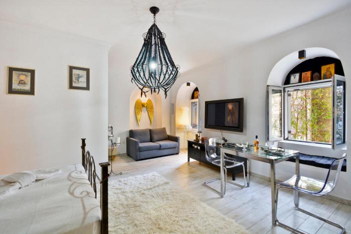 Zetas Apt Mandouki, Port