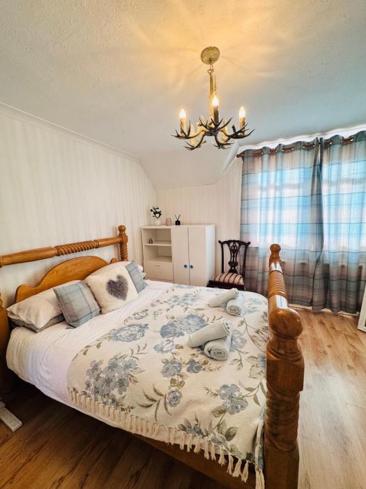 Bright 3 bedroom house with private garden near Edinburgh - Woodside home