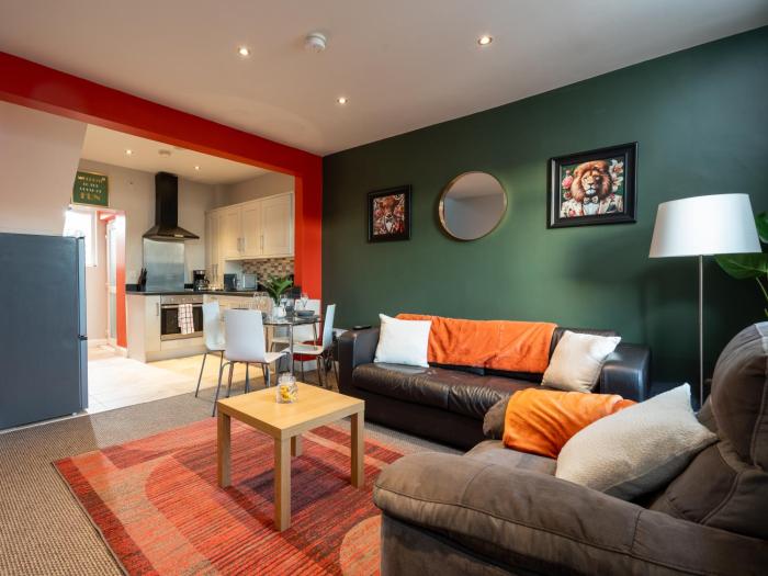 2 Bed Mid-Terrace House with Free Parking