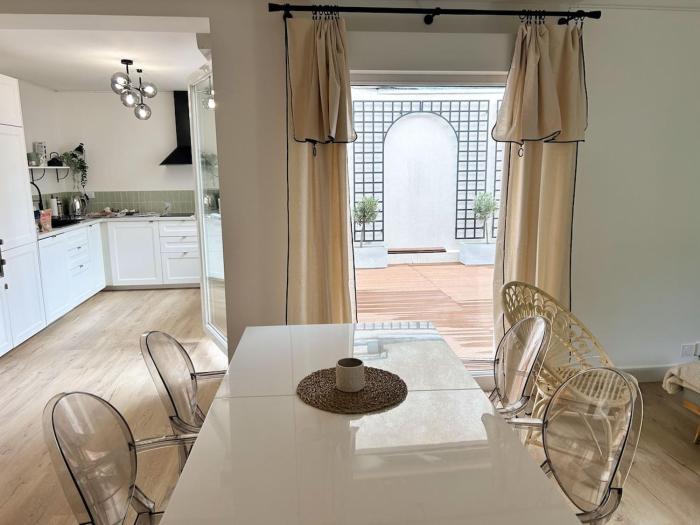 Modern and Quiet House with Patio