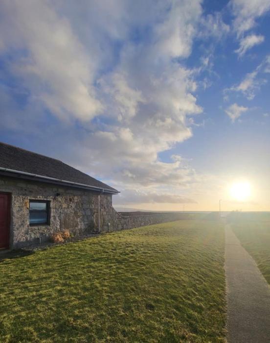 The Wee House -Coorie Doon Stays