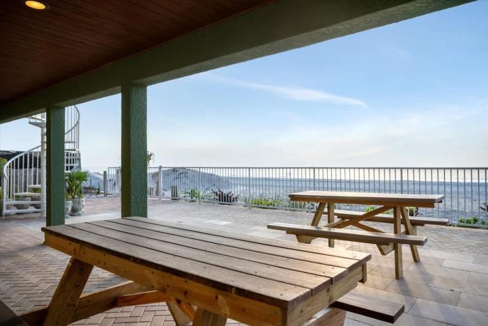 Stones Throw Beachfront Family Suite #3 VIEWS