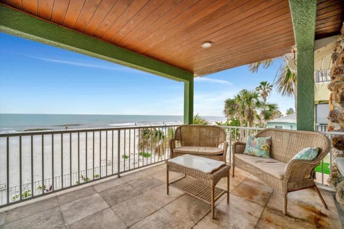 Stones Throw Beachfront Premier Suite #4 VIEWS