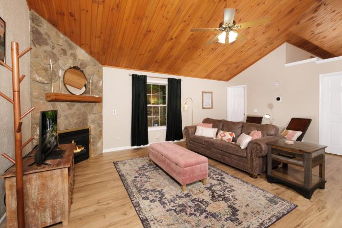Miners Lady is a clean, tasteful, and COZY 1 bedroomsleeps 4 cabin!