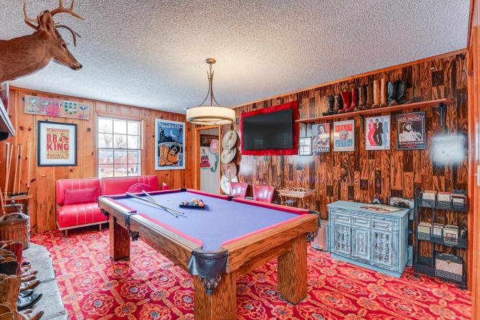6 Mi to Downtown: 70s-Themed Home in Nashville!