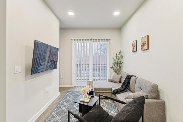 Chic 1BD Loft Near Sundance Square with Pool & Gym