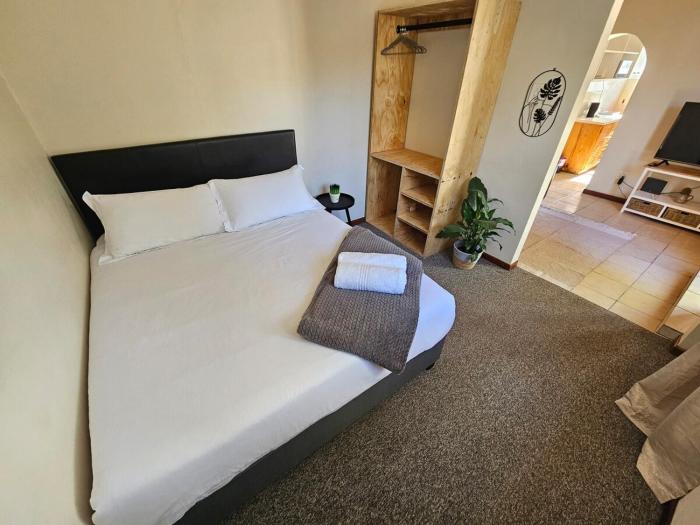 Honeywood Stays "Leafy Abode" - Modern 1-Bed Private Studio with Free Wi-Fi & Secure Parking