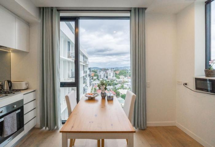 Trendy 1 Bedroom with City Views Pool and Gym M14