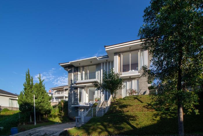 Family Only Villa Mountain View - De Reiz Golf Syariah 4BR