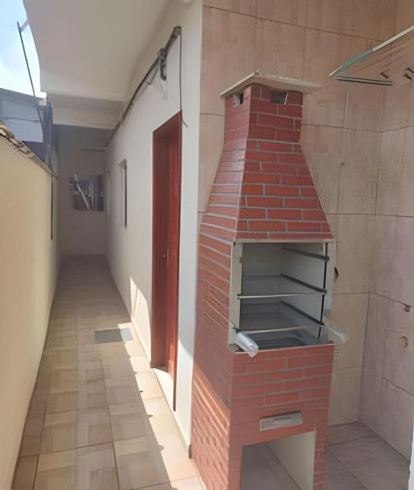 Casa para Famílias e Grupos com Ar-condicionado, Churrasqueira e estacionamento próximo em Praia Grande