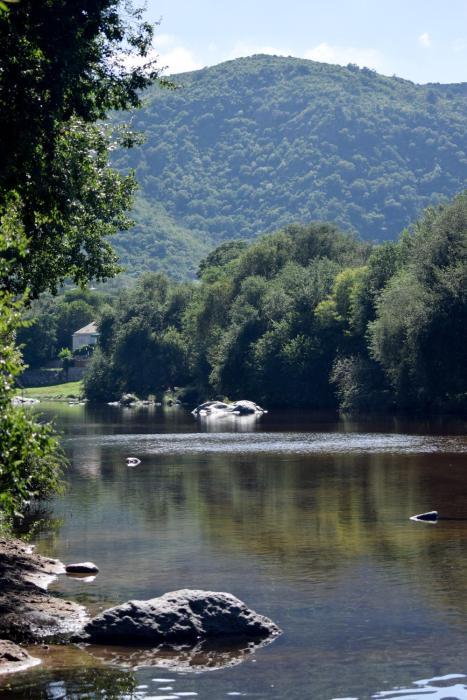 Alojamiento entre rios y montañas