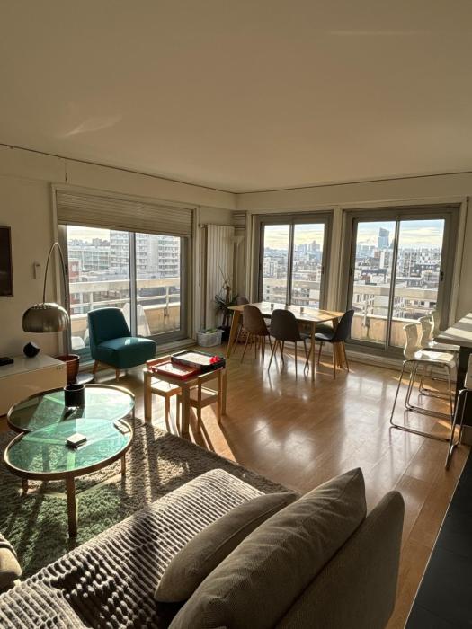 Apparemment spacieux, lumineux avec vue sur Paris