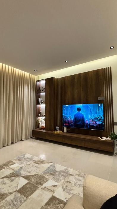 شقة بغرفة نوم وصالة جلوس ومطبخ