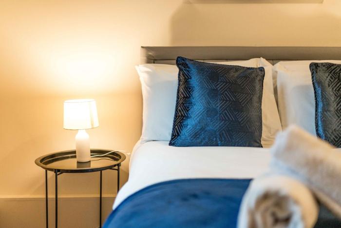 Central 4 Bed Flat - Sleep 8