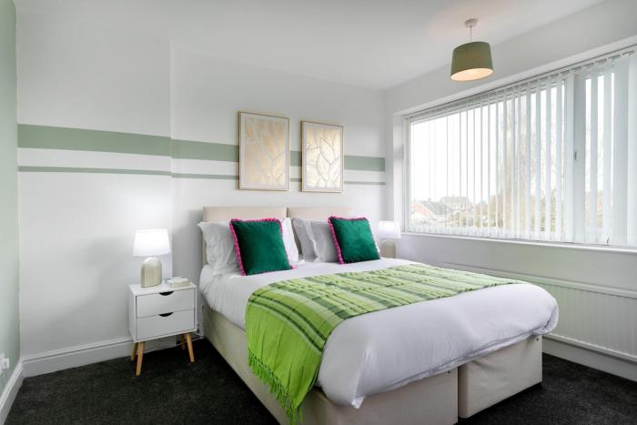 Stylish 4-BR House in North Hykeham, with unlimited high speed free WiFi, Ample Parking, and Family-Friendly