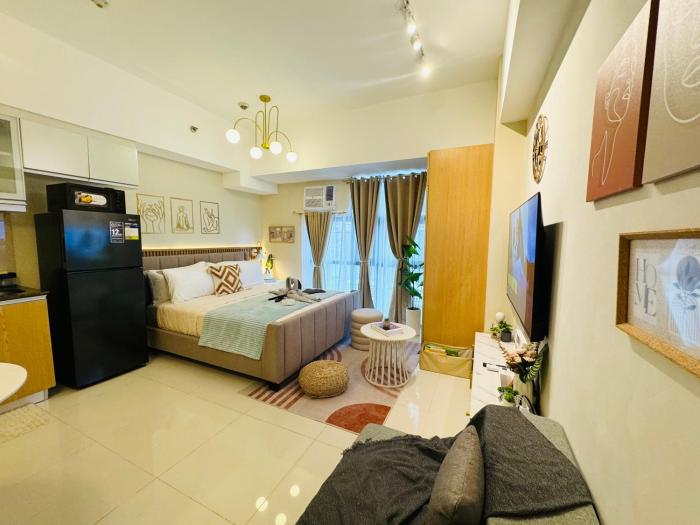 Staycation in viceroy mckinley near venice grand canal