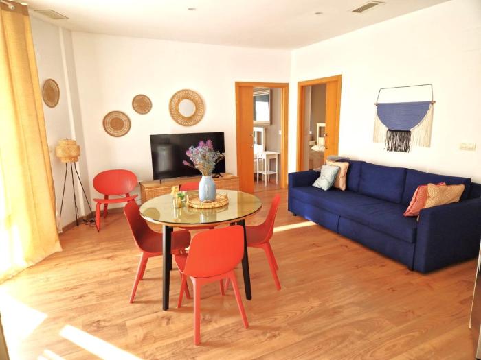 Very centric apartment, lightful, well equipped and decorated, with castle views, and besides a nice Plaza in Old Town