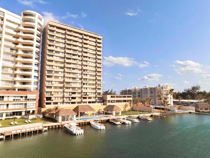 Spectacular View Balcony 3 Pools Gym and near the Beach