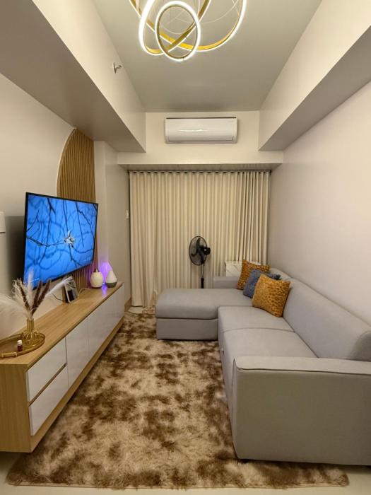 Glamorous SMDC Shore with 5 Star Rate BnB-Wifi-Netflix