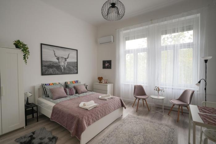 A Lovley newly decorated fully equipped apartment walking distance to the City Parkyou will find the world famous Szechenyi thermal bath spa, Museums , and the Capital Circus , AC, smart TV, high speed internet