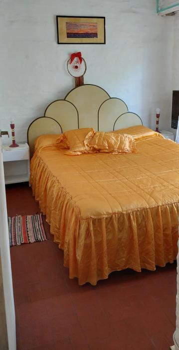 Habitación con cama matrimonial en hermoso Chalet golf