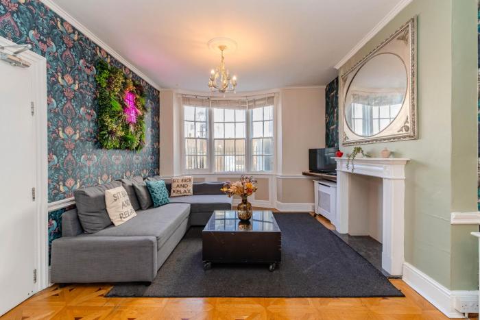 Elegant Family Home l 5 Bedrooms with Spacious Patio l Kemptown