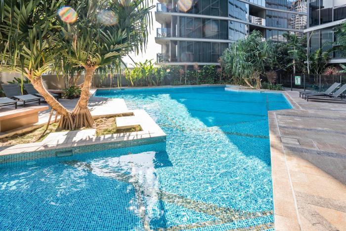 1-Bedroom Apartment with Pool, Sauna, and Parking in South Brisbane