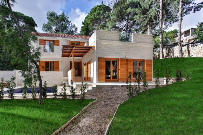 Private luxury Villa BIANCO on Solta for up to 10 persons, heated pool, free parking, very close to the beach! FREE Kajak & Mountainbikes, GREAT living area & privacy!