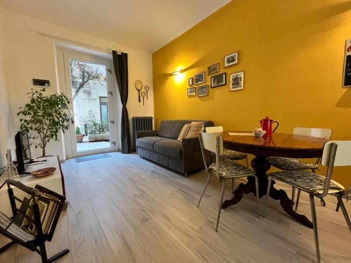 Il cortiletto sotto la Mole