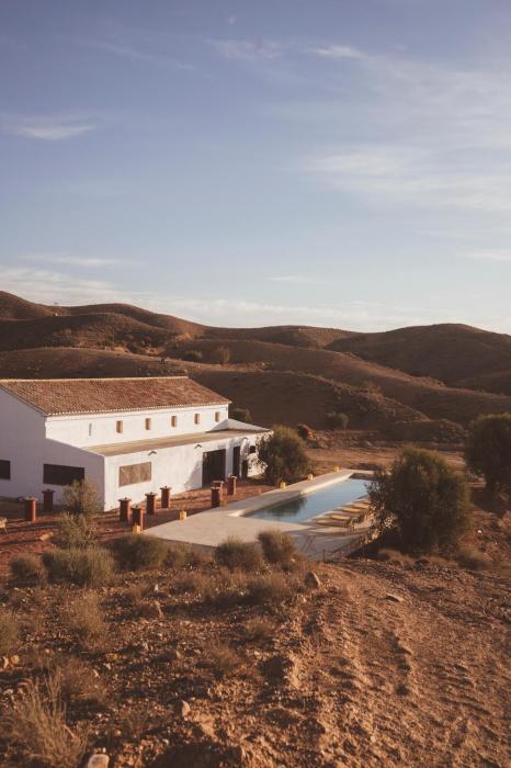 Cortijo Banana, villa rural para grupos grandes y piscina privada entre olivos