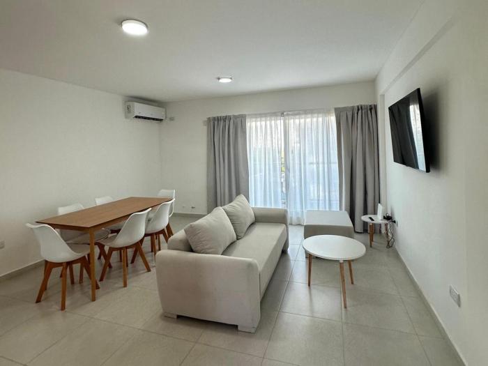 Cómodo departamento a metros del río